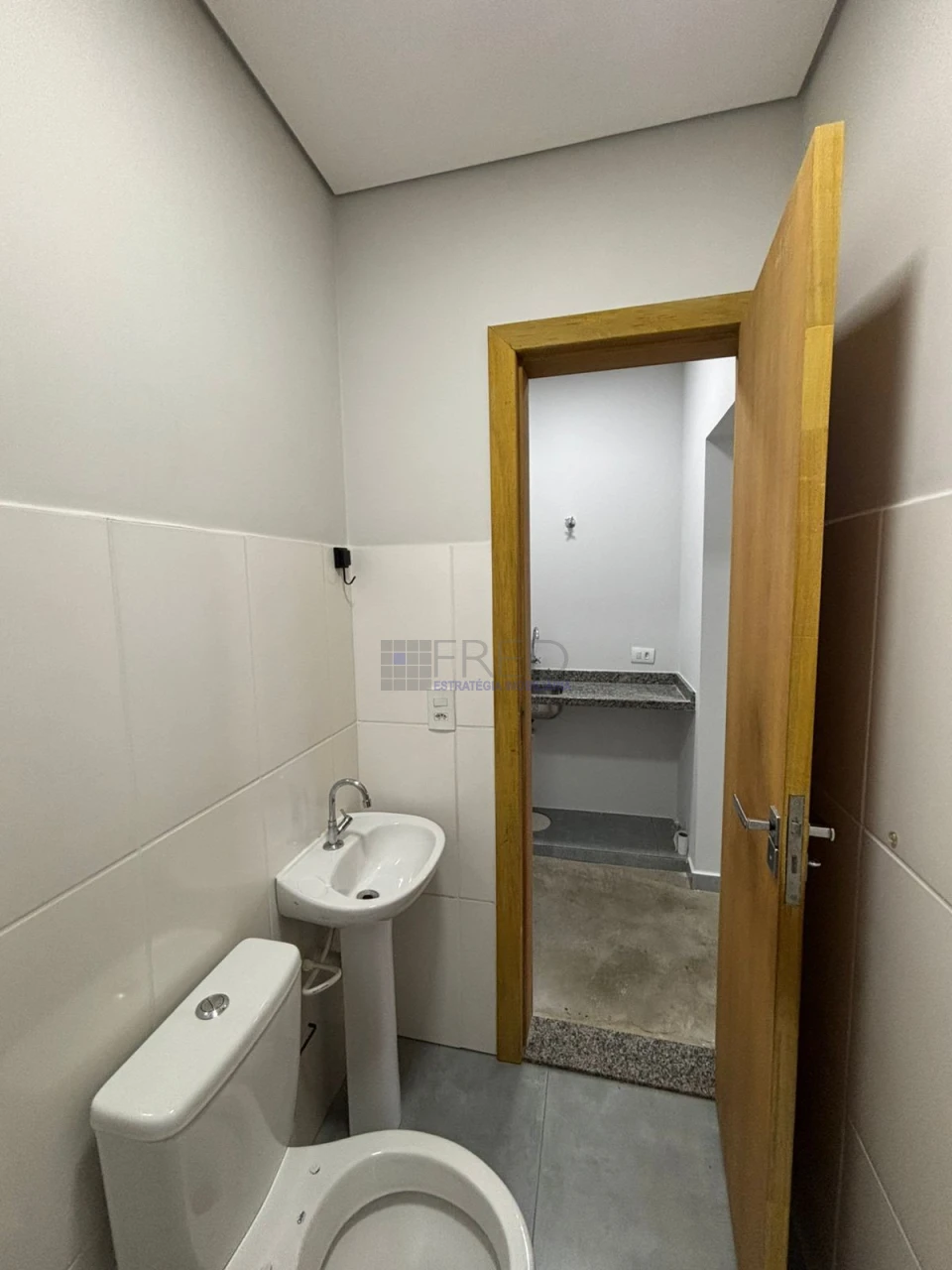 LINDA SOBRELOJA PARALOCAÇÃO