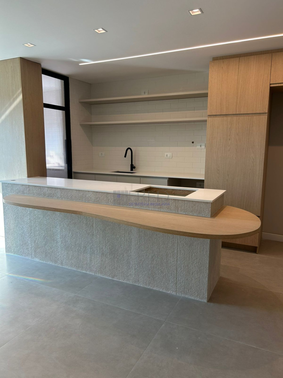 APARTAMENTO TODO REFORMADO - ANDAR ALTO - RESIDENCIAL KONSTANZ
