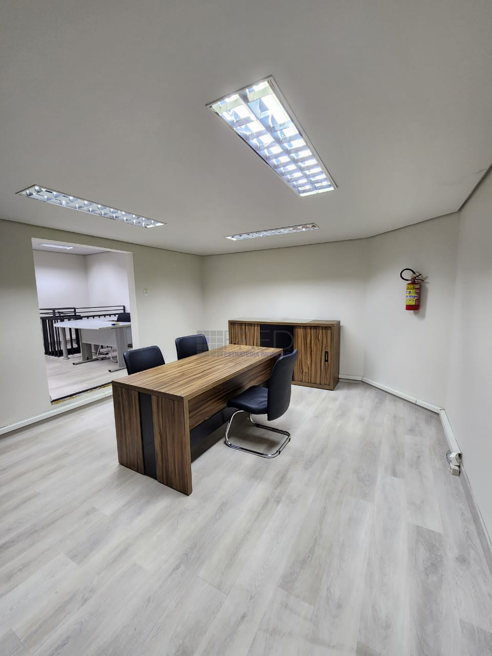 LOJA NO TERREO MOBILIADA PARA LOCAÇÃO- CENTRO EMPRESARIAL NEWTON CAMARA