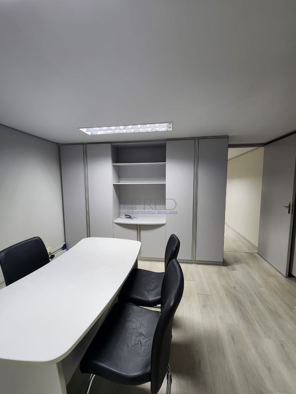 LOJA NO TERREO MOBILIADA PARA LOCAÇÃO- CENTRO EMPRESARIAL NEWTON CAMARA