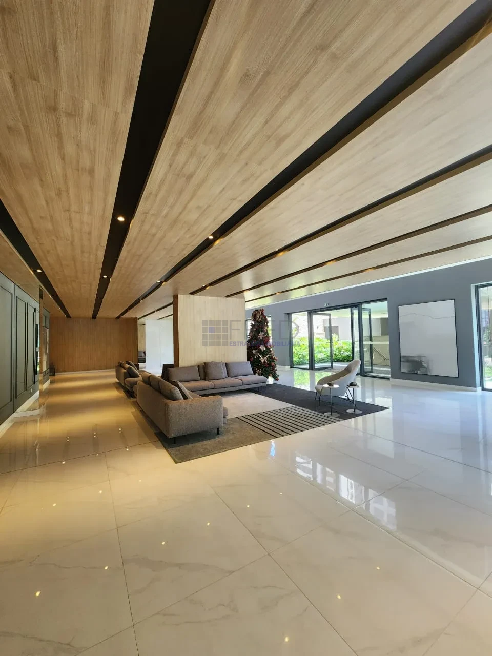 APARTAMENTO A VENDA -EDIFICIO TRIANON - ANDAR ALTO - LINDO