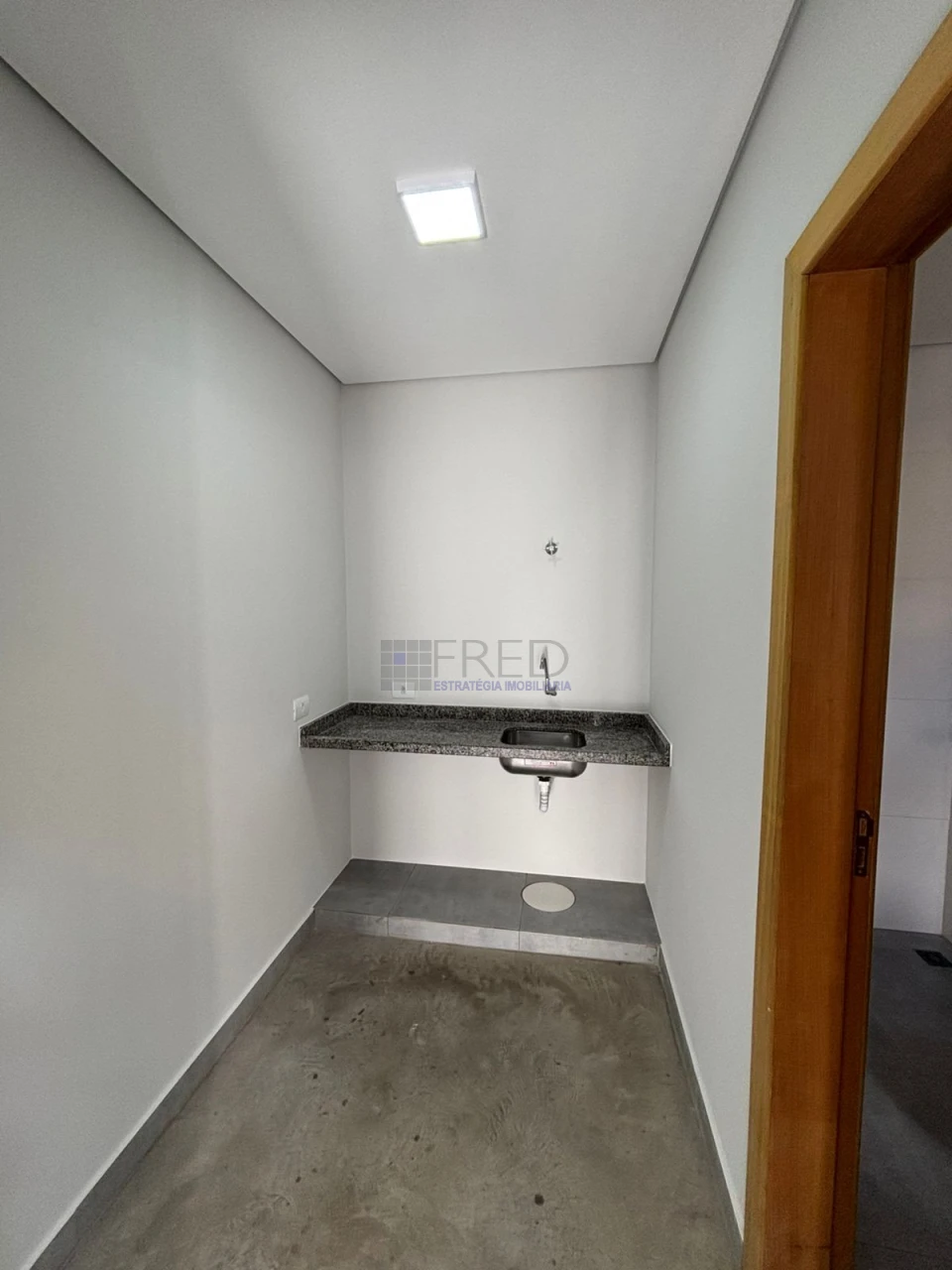 LINDA SOBRELOJA PARALOCAÇÃO