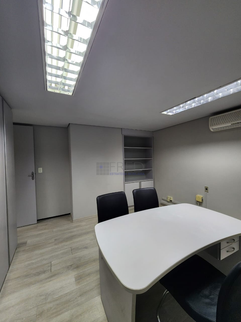 LOJA NO TERREO MOBILIADA PARA LOCAÇÃO- CENTRO EMPRESARIAL NEWTON CAMARA