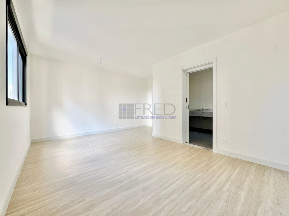 APARTAMENTO NOVO - ANDAR INTERMEDIARIO - 3 SUÍTES - ARBO