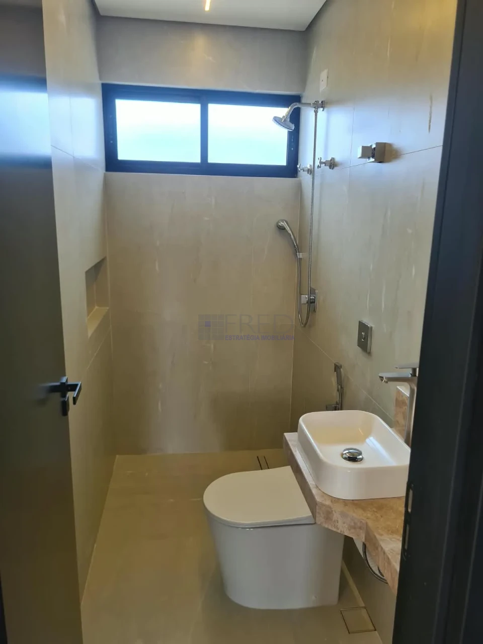 Imagens do imóveis LINDA RESIDECIA Á VENDA - 3 SUÍTES - CONDOMINIO  MORADAS DO VALE