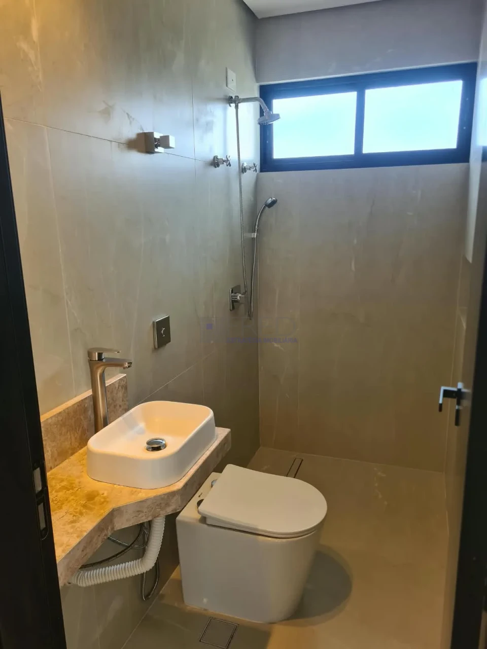 Imagens do imóveis LINDA RESIDECIA Á VENDA - 3 SUÍTES - CONDOMINIO  MORADAS DO VALE