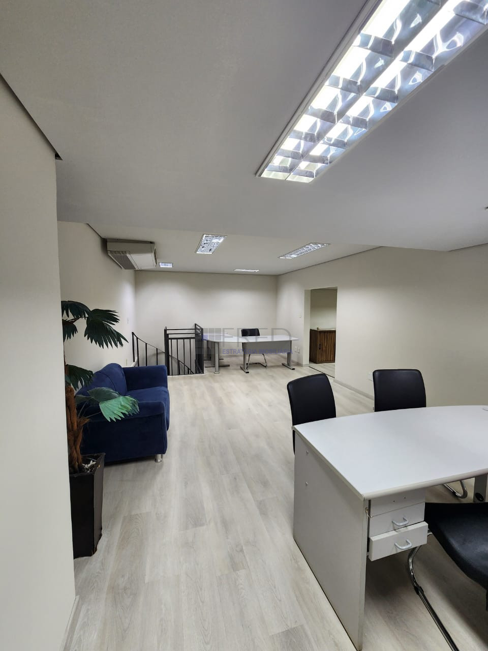 LOJA NO TERREO MOBILIADA PARA LOCAÇÃO- CENTRO EMPRESARIAL NEWTON CAMARA