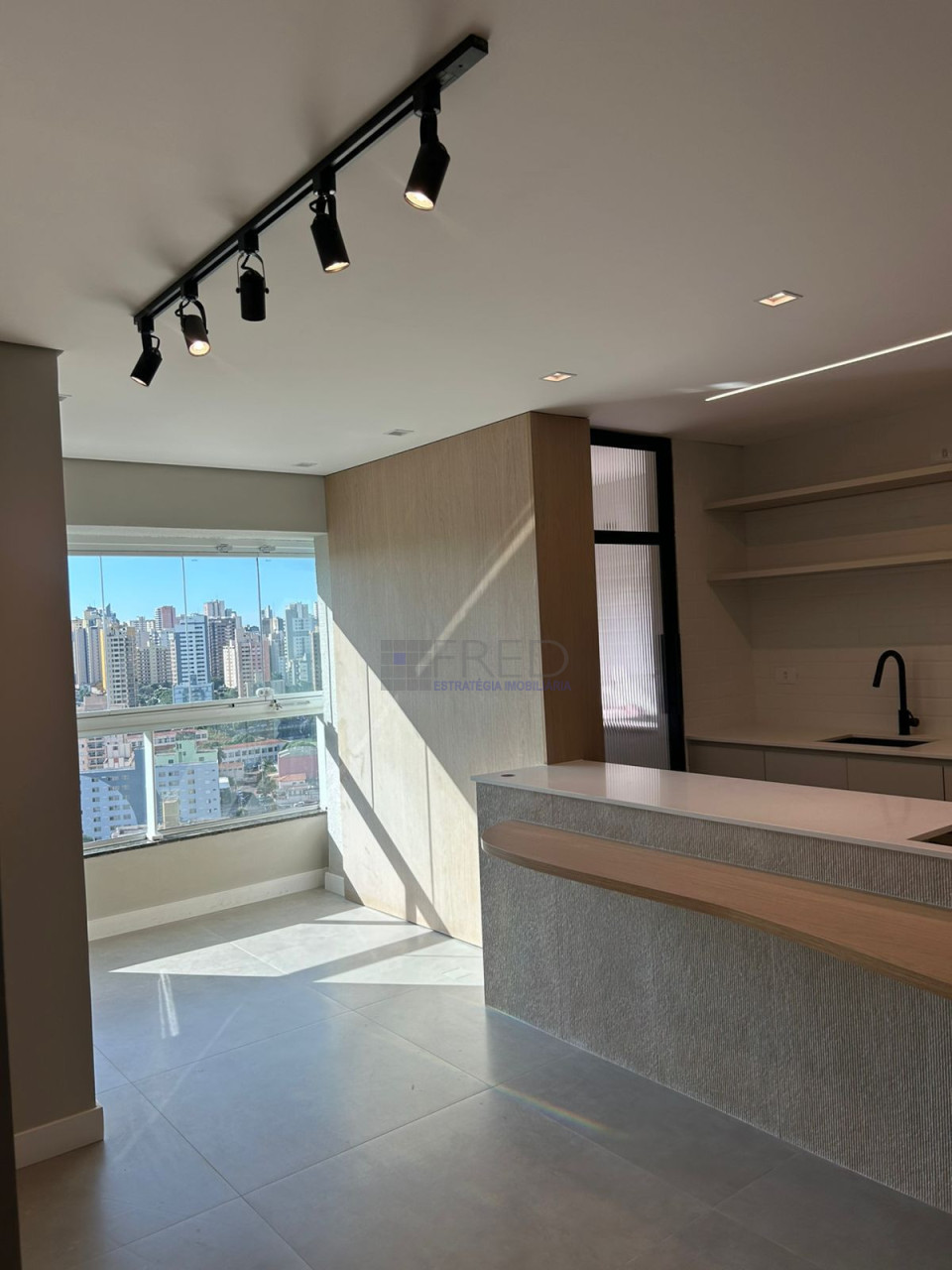 APARTAMENTO TODO REFORMADO - ANDAR ALTO - RESIDENCIAL KONSTANZ