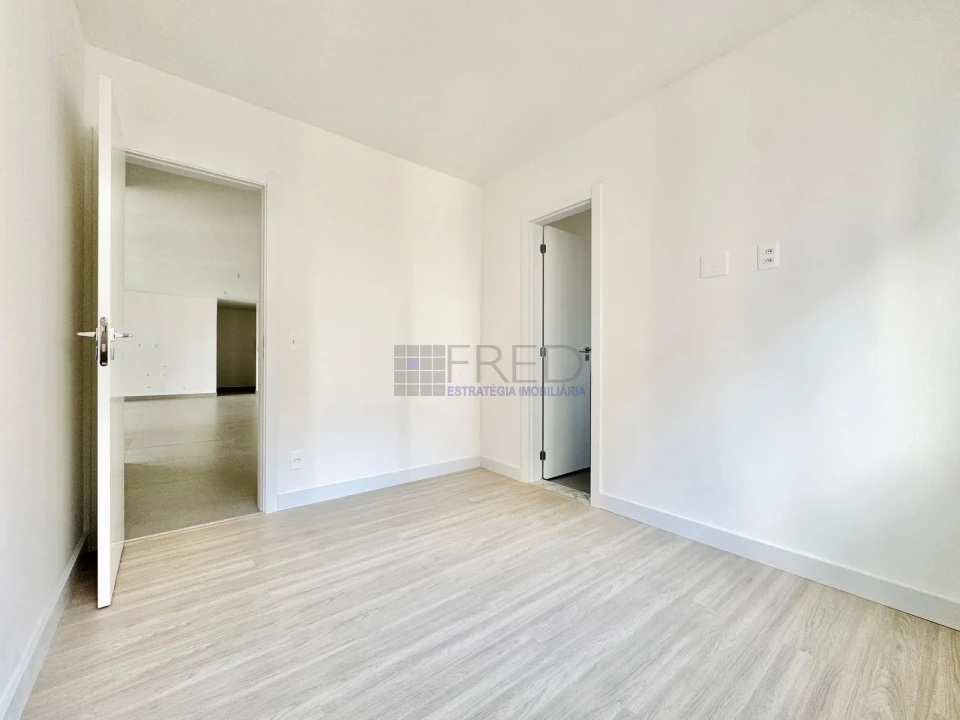 APARTAMENTO NOVO - ANDAR INTERMEDIARIO - 3 SUÍTES - ARBO