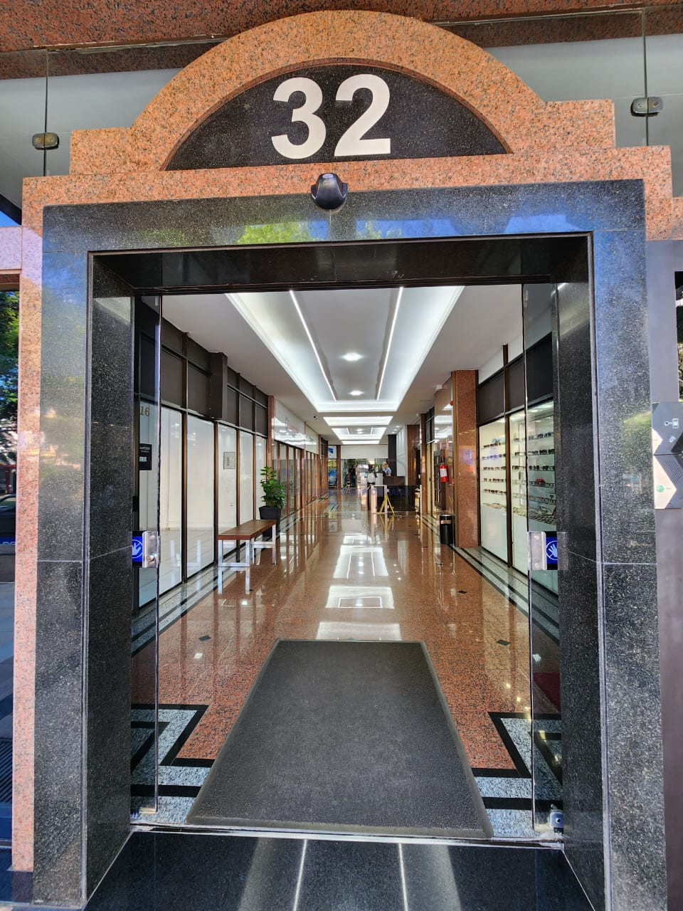 LOJA NO TERREO MOBILIADA PARA LOCAÇÃO- CENTRO EMPRESARIAL NEWTON CAMARA