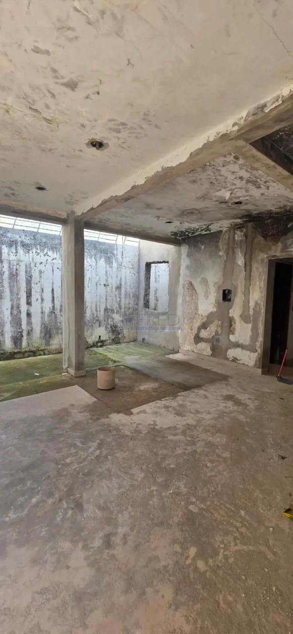 TERRENO COMERCIAL A VENDA COM CONSTRUÇÃO DE GALERIA DE LOJAS INACABADA