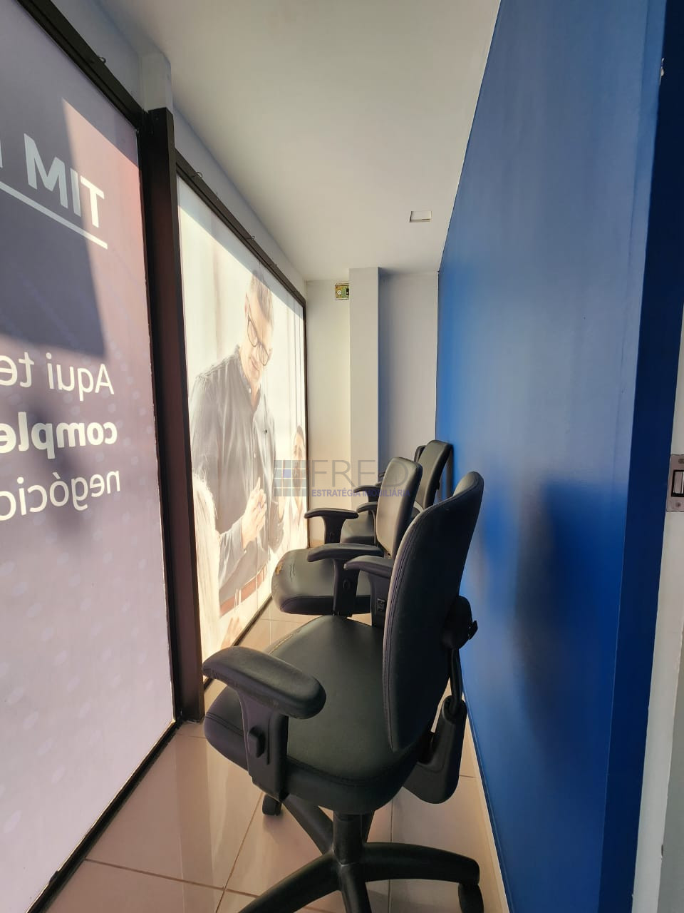 LOJA NO TERREO MOBILIADA PARA LOCAÇÃO- CENTRO EMPRESARIAL NEWTON CAMARA