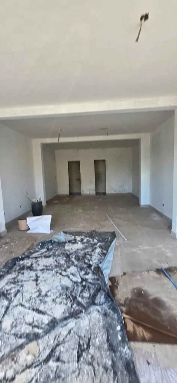 TERRENO COMERCIAL A VENDA COM CONSTRUÇÃO DE GALERIA DE LOJAS INACABADA