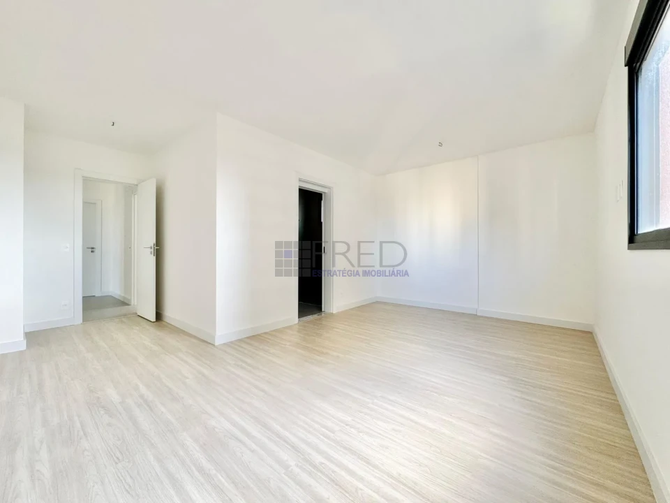 APARTAMENTO NOVO - ANDAR INTERMEDIARIO - 3 SUÍTES - ARBO