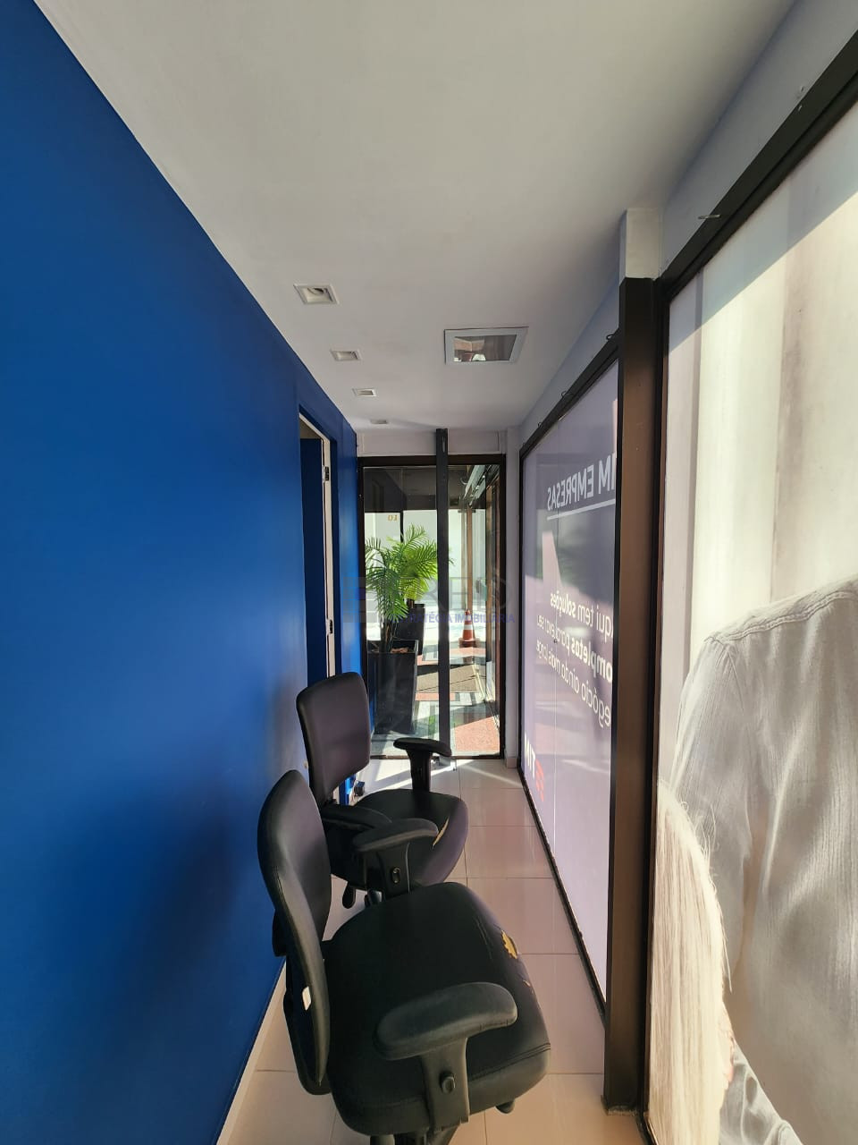 LOJA NO TERREO MOBILIADA PARA LOCAÇÃO- CENTRO EMPRESARIAL NEWTON CAMARA