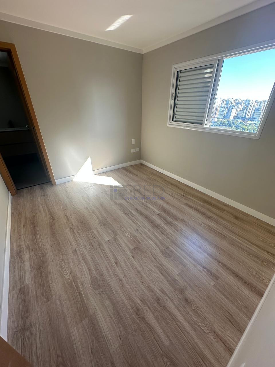 APARTAMENTO TODO REFORMADO - ANDAR ALTO - RESIDENCIAL KONSTANZ