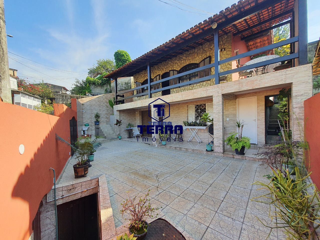 Imagens do imóveis Casa com 3 quartos, junto e ao lado do farto comércio do Largo da Batalha.
