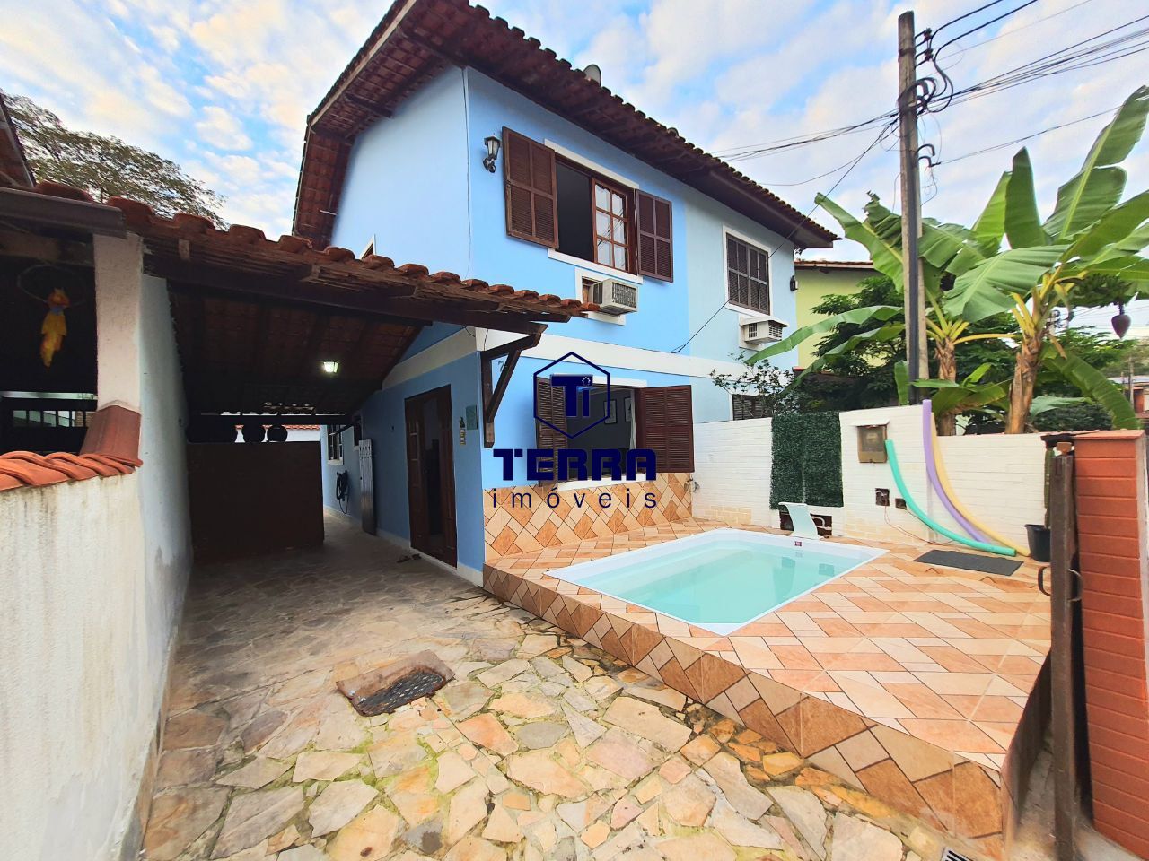 Imagens do imóveis Casa em Maria Paula, com piscina privativa, dentro de um pequeno condomínio.