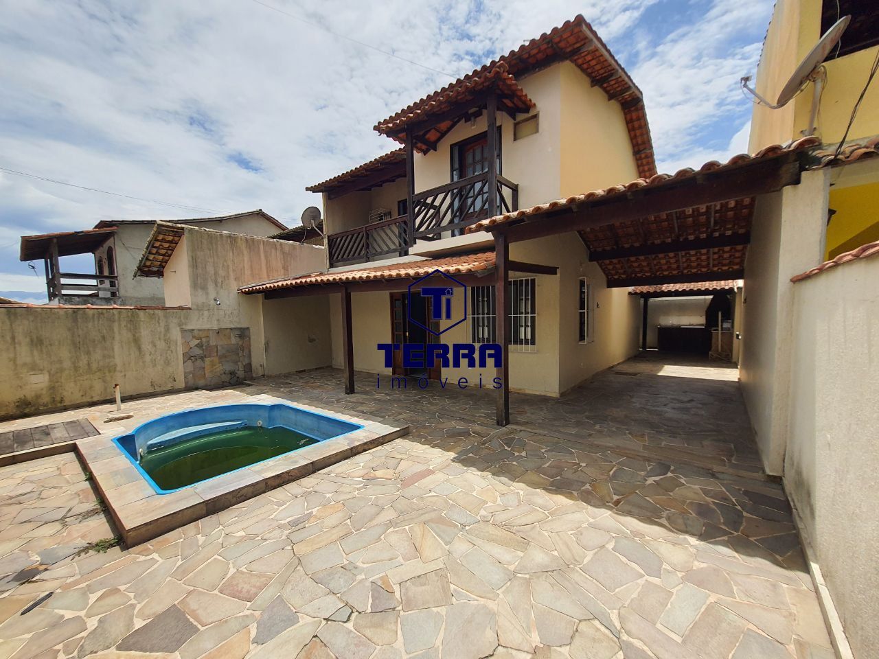 Imagens do imóveis Casa dentro de condomínio, com excelente localização no Rio do Ouro.