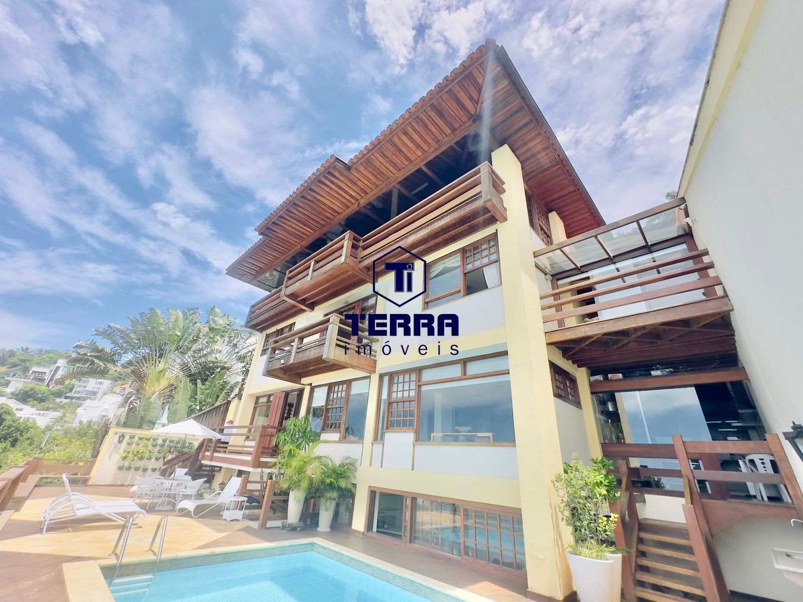 Imagens do imóveis Casa Espetacular no Joá, com 4 suítes , elevador e vista eterna pro mar!!!