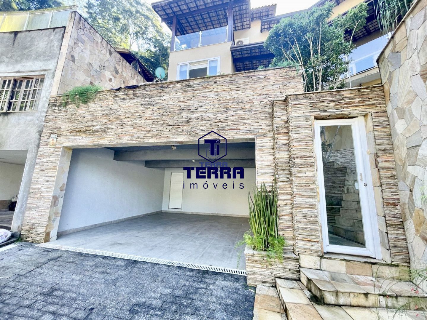 Imagens do imóveis Linda residência no Badu, com 6 quartos sendo 5 suítes, área de lazer completa.