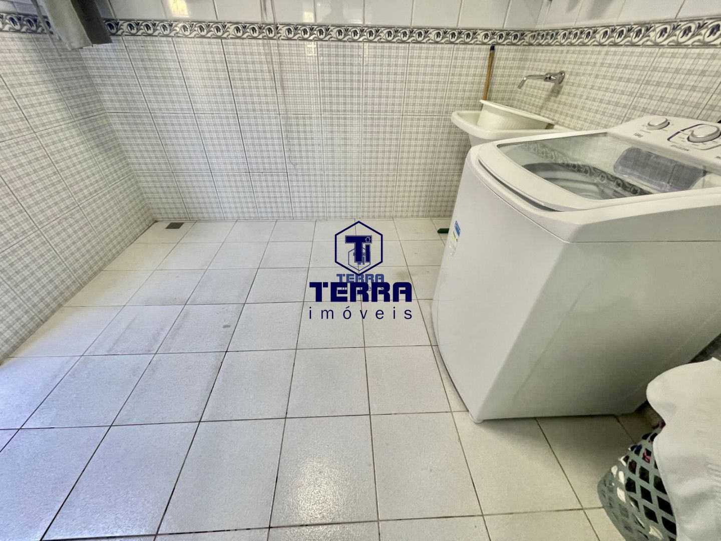 Imagens do imóveis Linda residência no Badu, com 6 quartos sendo 5 suítes, área de lazer completa.