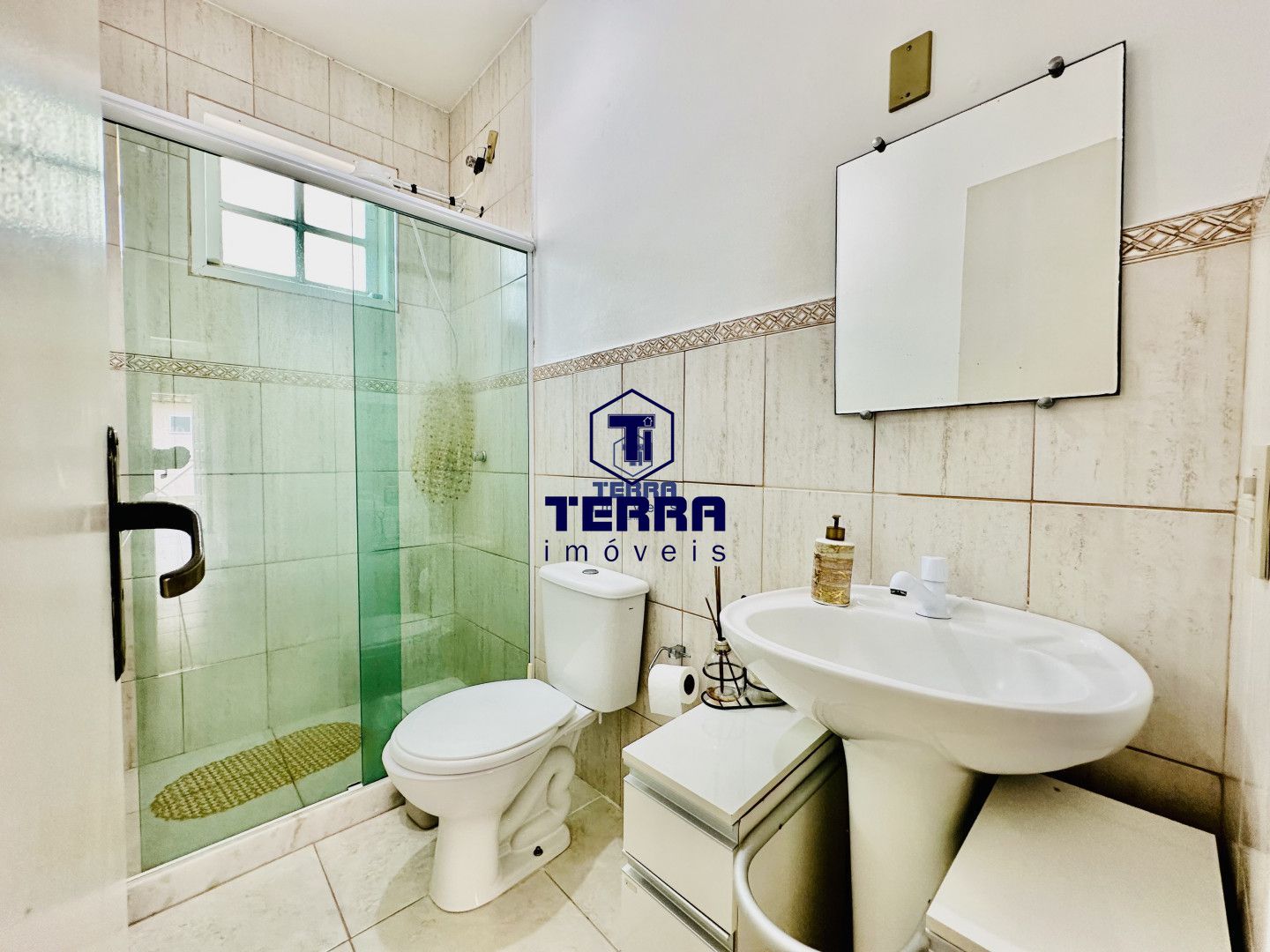 Imagens do imóveis Casa duplex com 3 quartos sendo 1 suíte, com grande quintal, em Maria Paula!