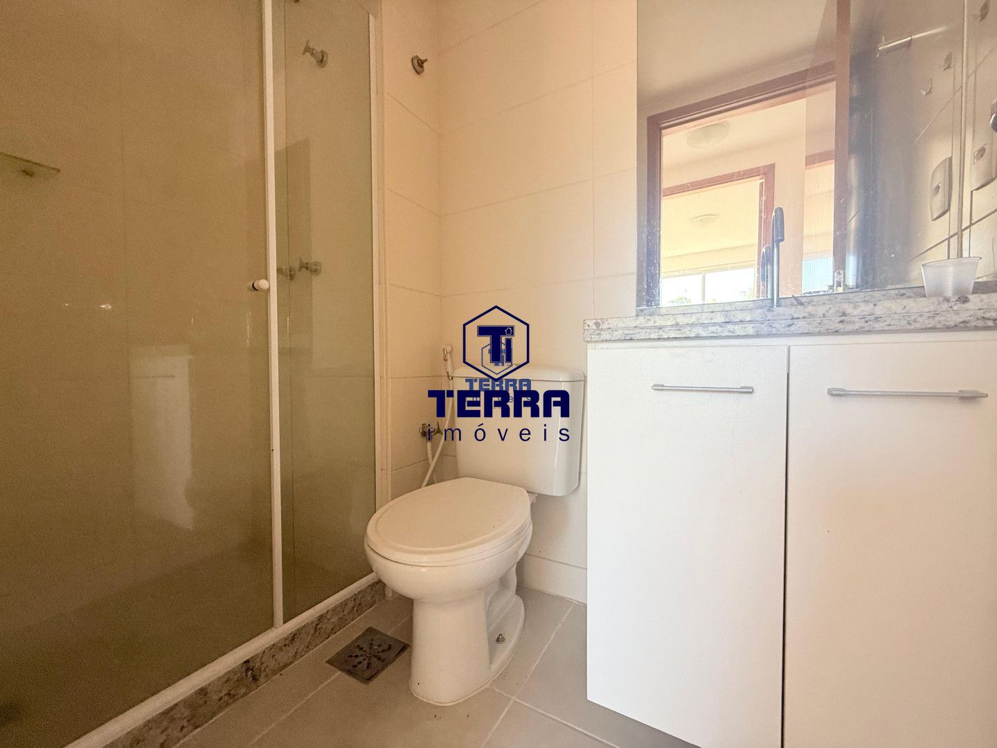 Imagens do imóveis 2 quartos sendo uma suíte e vaga de garagem no Portal de Itaipu.