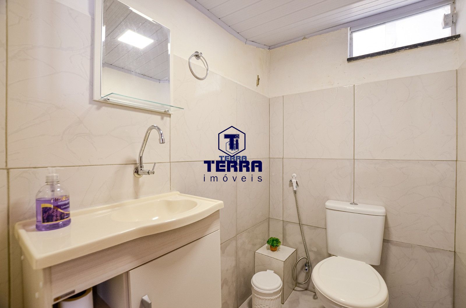 Imagens do imóveis Linda casa com 3 quartos, sendo 1 suíte no Condomínio Alferes Tiradentes