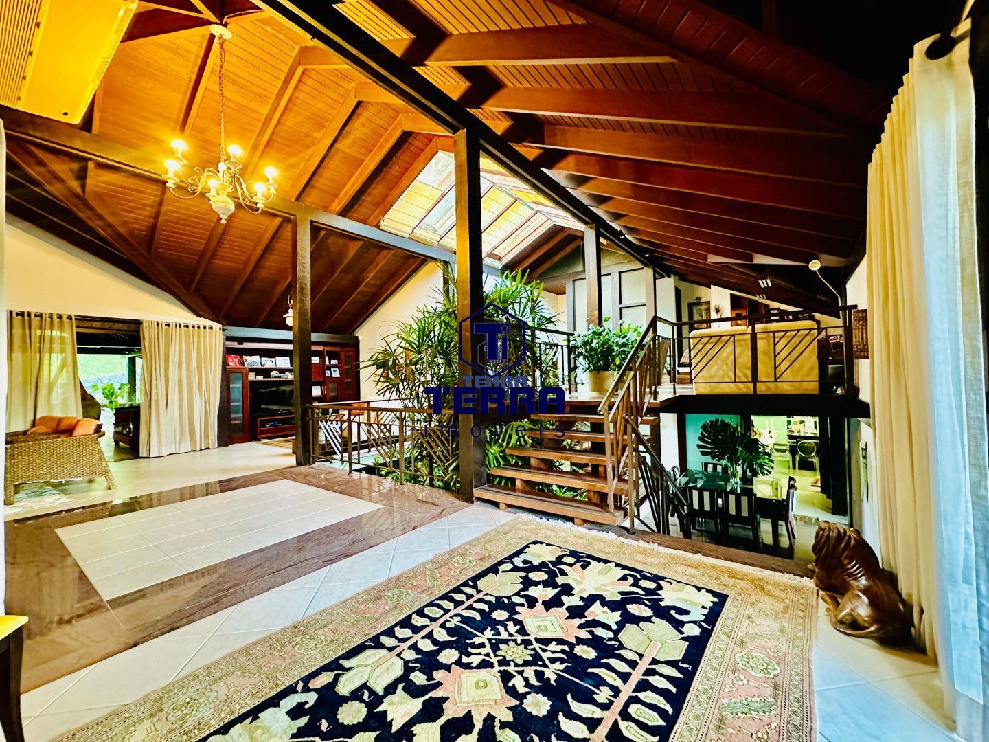 Imagens do imóveis Casa cinematográfica 4 suites totalmente mobiliada. Condomínio Vale de Itaipu