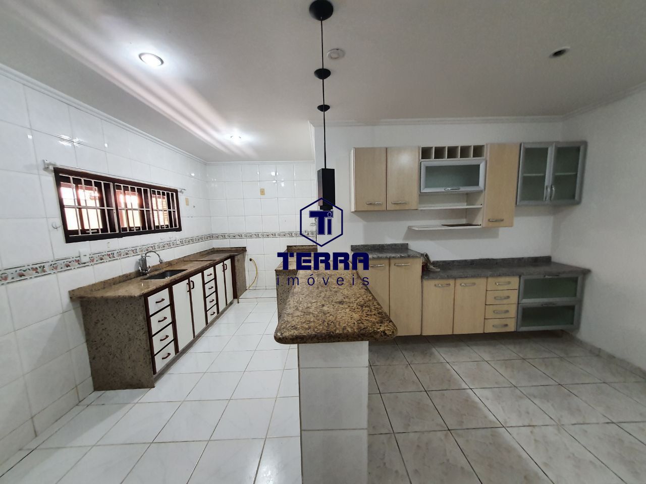 Imagens do imóveis Casa dentro de condomínio, com excelente localização no Rio do Ouro.