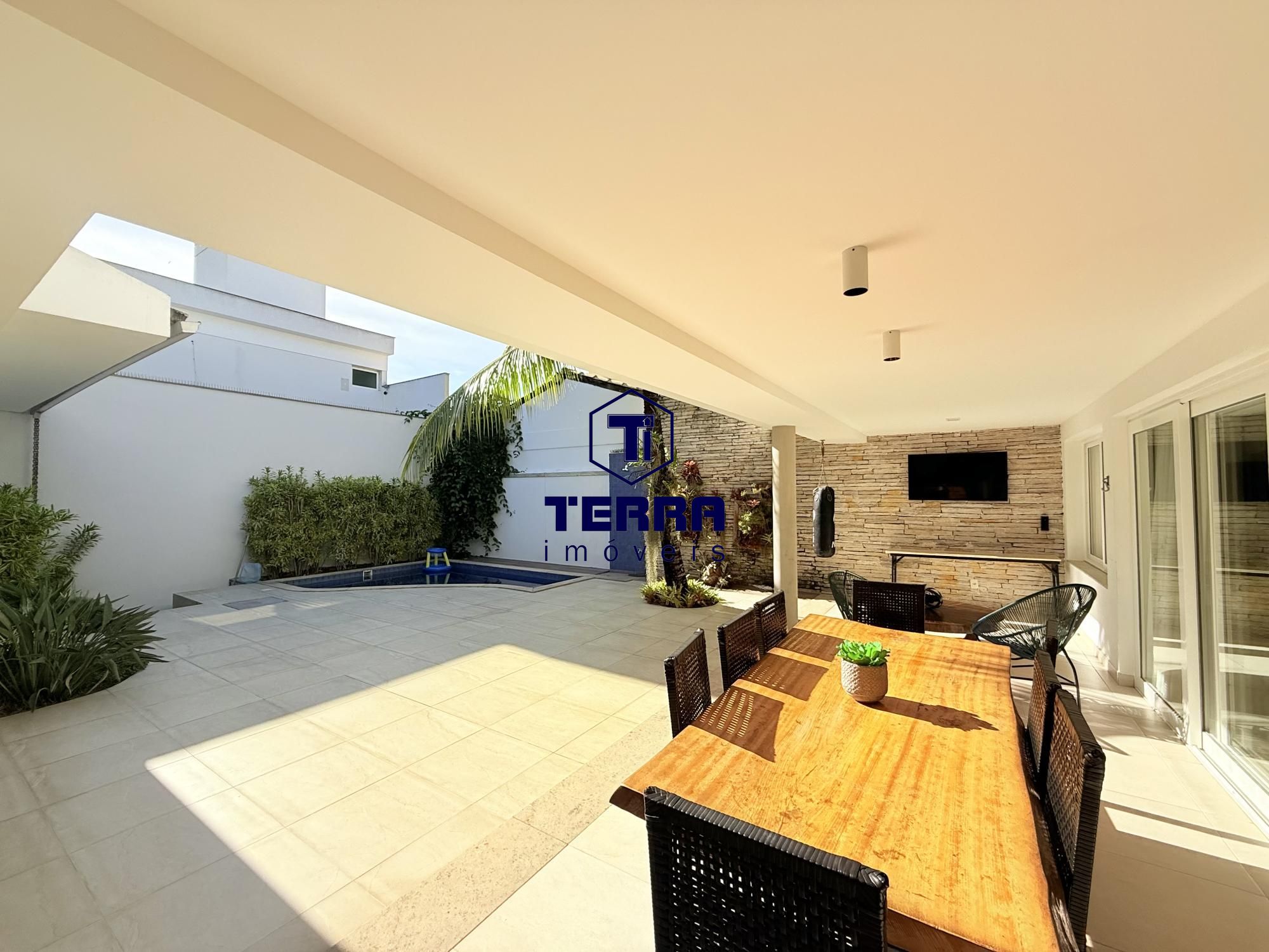 Imagens do imóveis Seu Refúgio de Luxo em Camboinhas – Casa com 4 suítes, piscina e Energia Solar