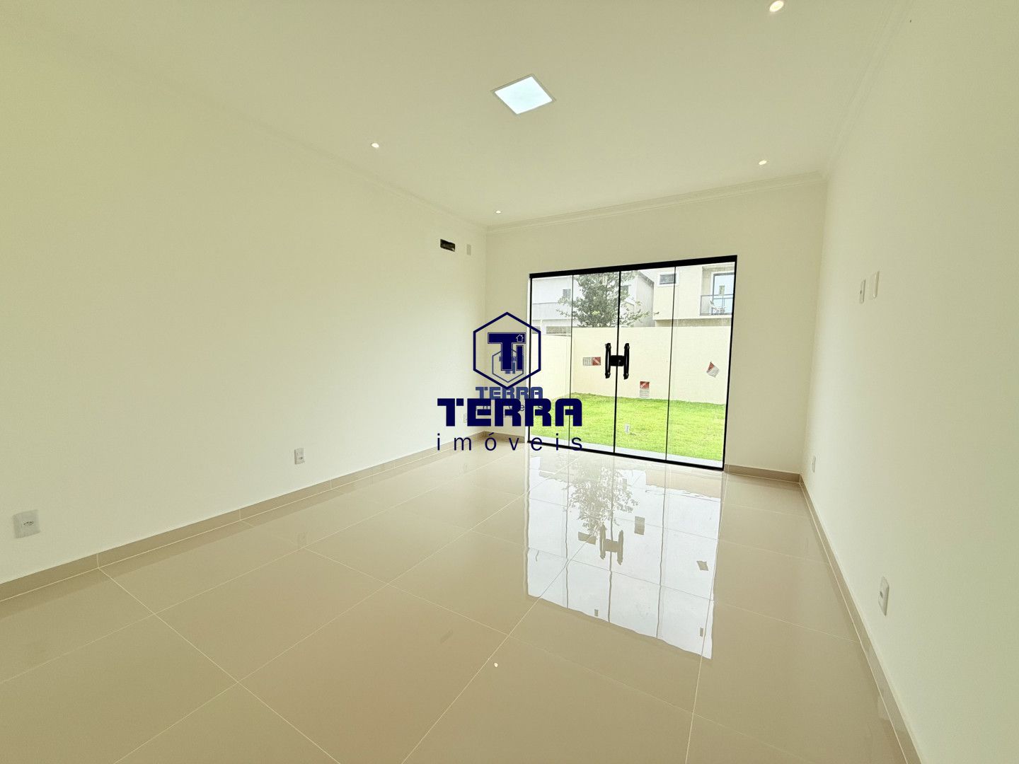 Imagens do imóveis Casa linear com design contemporâneo, condomínio Pedra de Inoã.