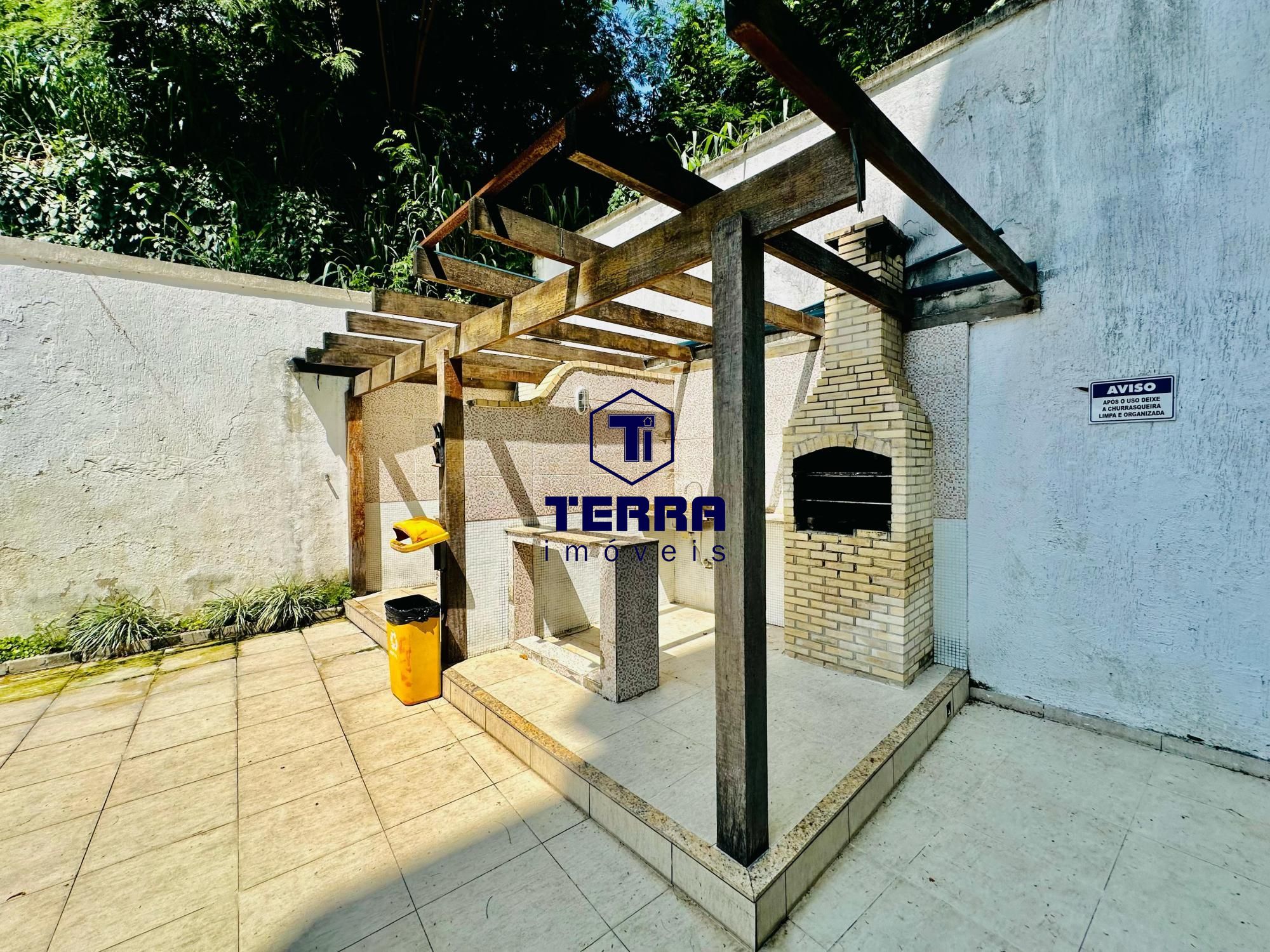Imagens do imóveis 2 quartos sendo uma suíte, todo em porcelanato, com varanda e elevador