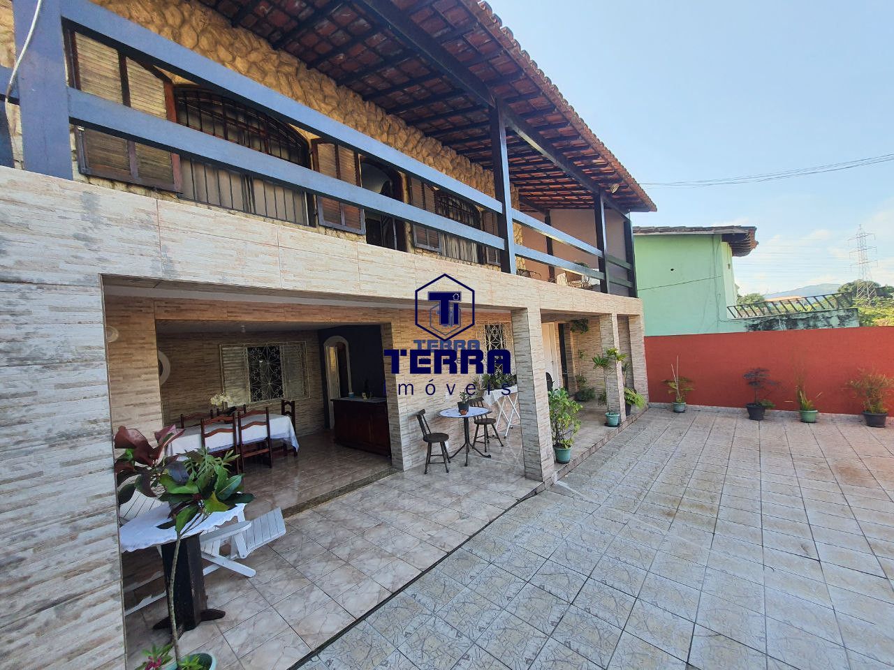Imagens do imóveis Casa com 3 quartos, junto e ao lado do farto comércio do Largo da Batalha.