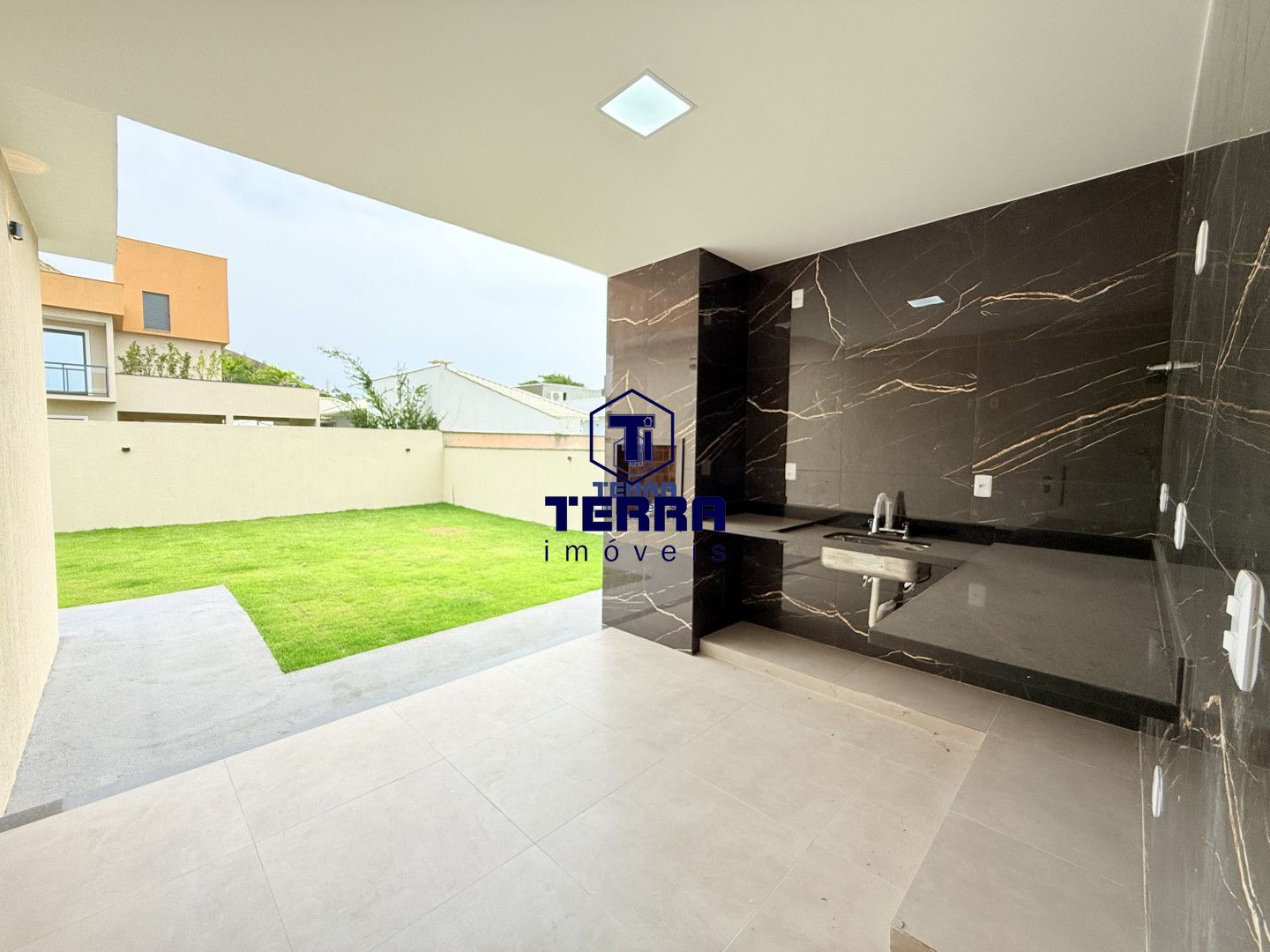 Imagens do imóveis Casa linear com design contemporâneo, condomínio Pedra de Inoã.