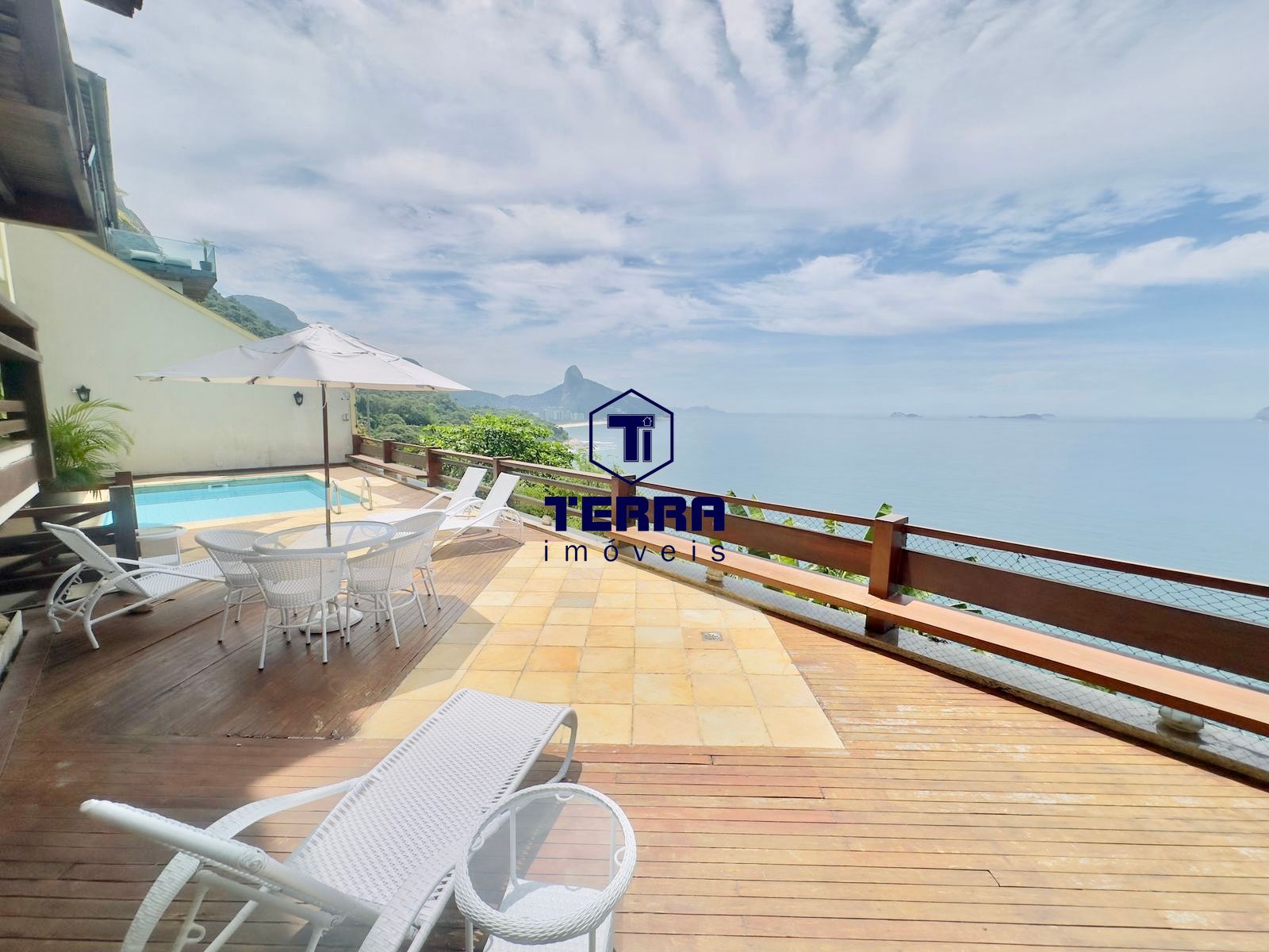 Imagens do imóveis Casa Espetacular no Joá, com 4 suítes , elevador e vista eterna pro mar!!!