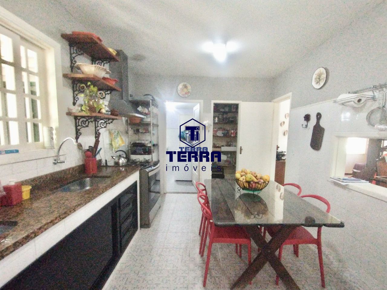 Imagens do imóveis Linda residência com 6 quartos sendo uma suíte com closet e vista panorâmica.