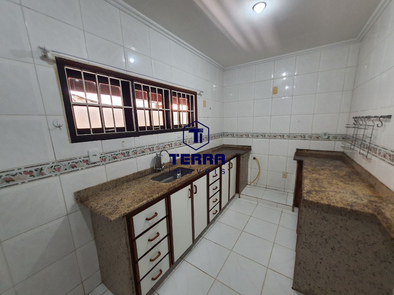 Imagens do imóveis Casa dentro de condomínio, com excelente localização no Rio do Ouro.