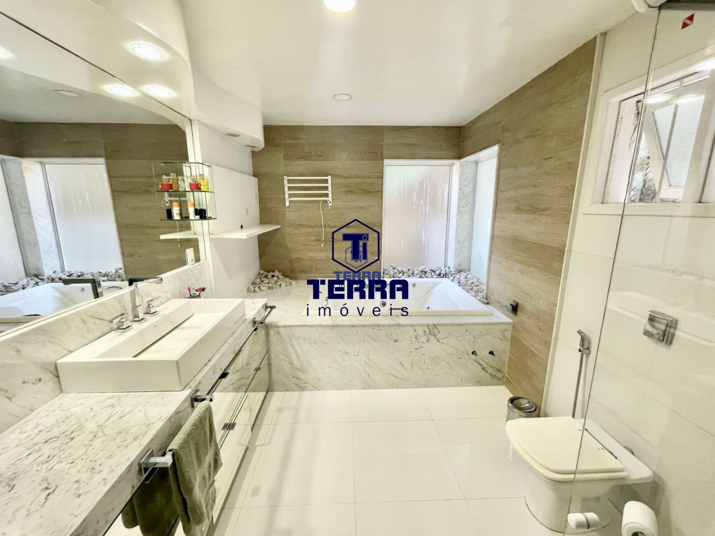 Imagens do imóveis Linda residência no Badu, com 6 quartos sendo 5 suítes, área de lazer completa.