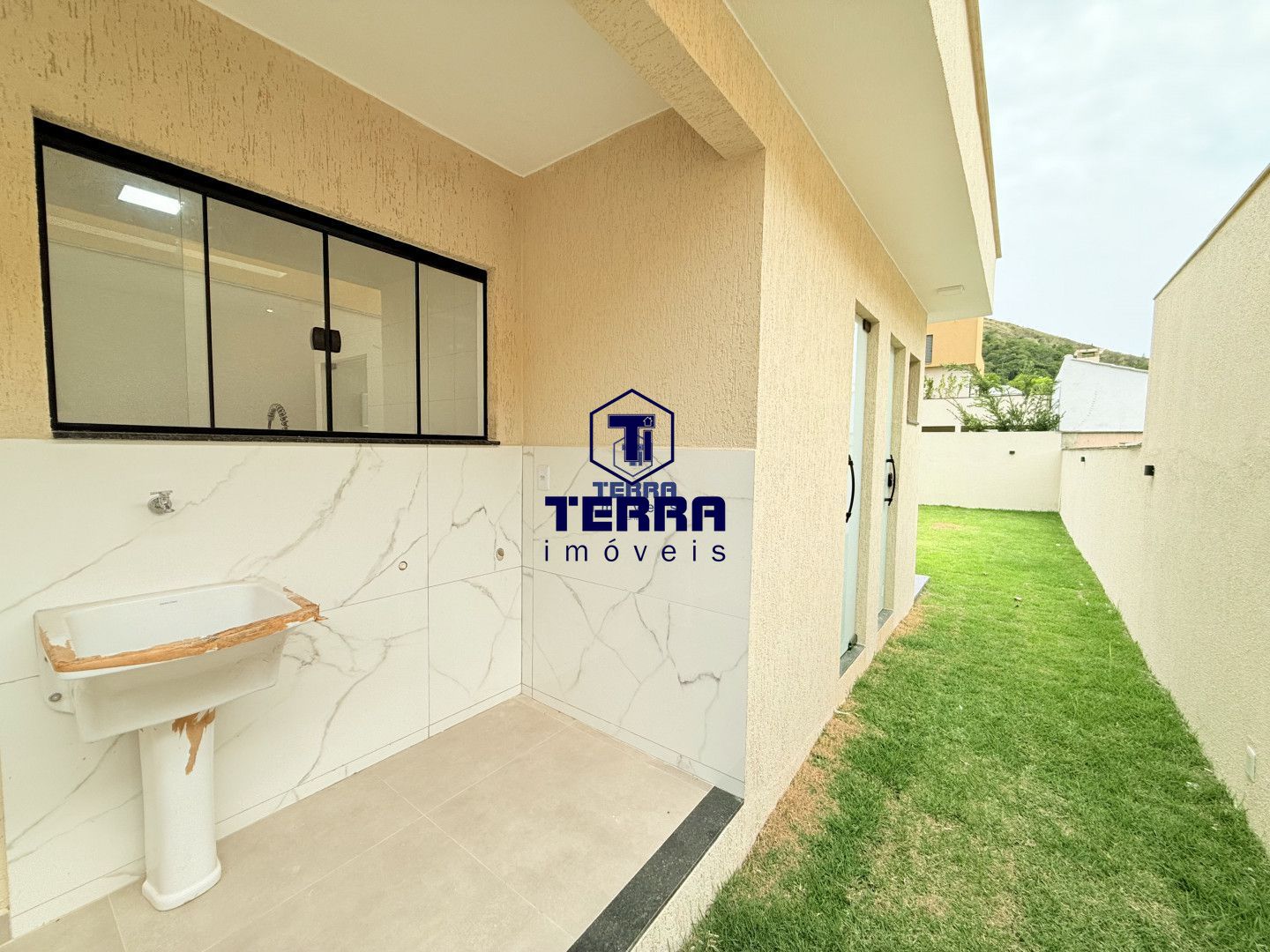 Imagens do imóveis Casa linear com design contemporâneo, condomínio Pedra de Inoã.
