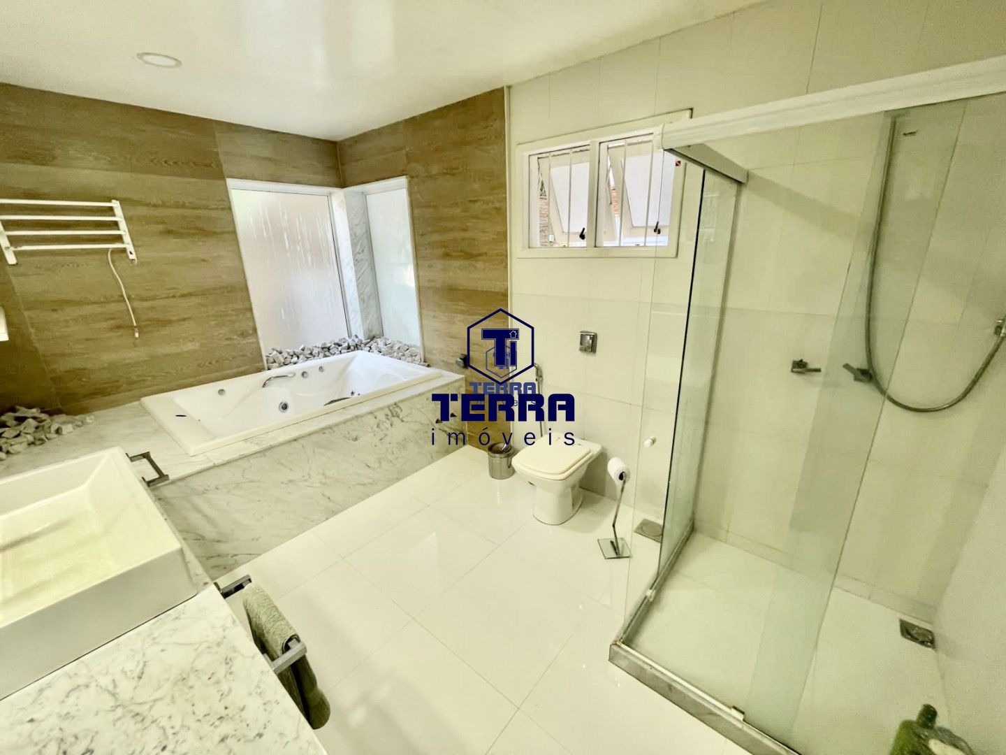 Imagens do imóveis Linda residência no Badu, com 6 quartos sendo 5 suítes, área de lazer completa.
