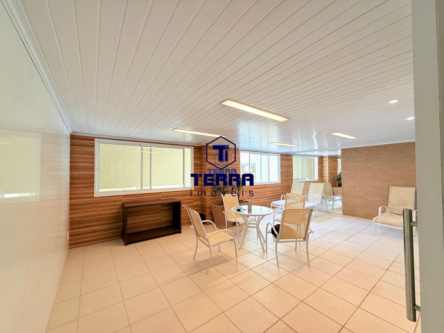 Imagens do imóveis 2 quartos sendo uma suíte e vaga de garagem no Portal de Itaipu.