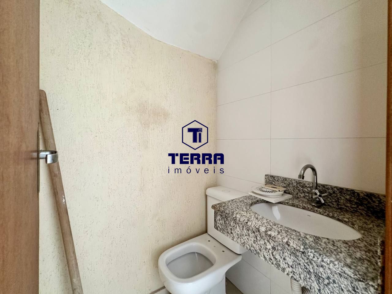Imagens do imóveis Casa de vila com 2 suítes e vaga coberta ao lado do trevo de Maria Paula!