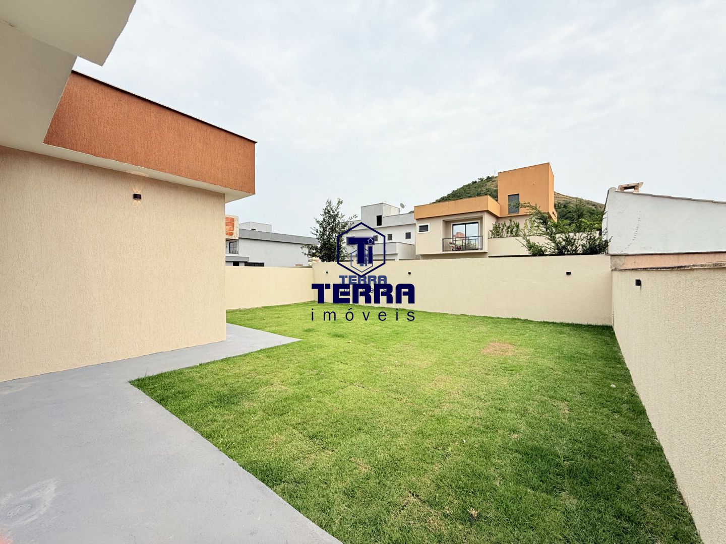 Imagens do imóveis Casa linear com design contemporâneo, condomínio Pedra de Inoã.
