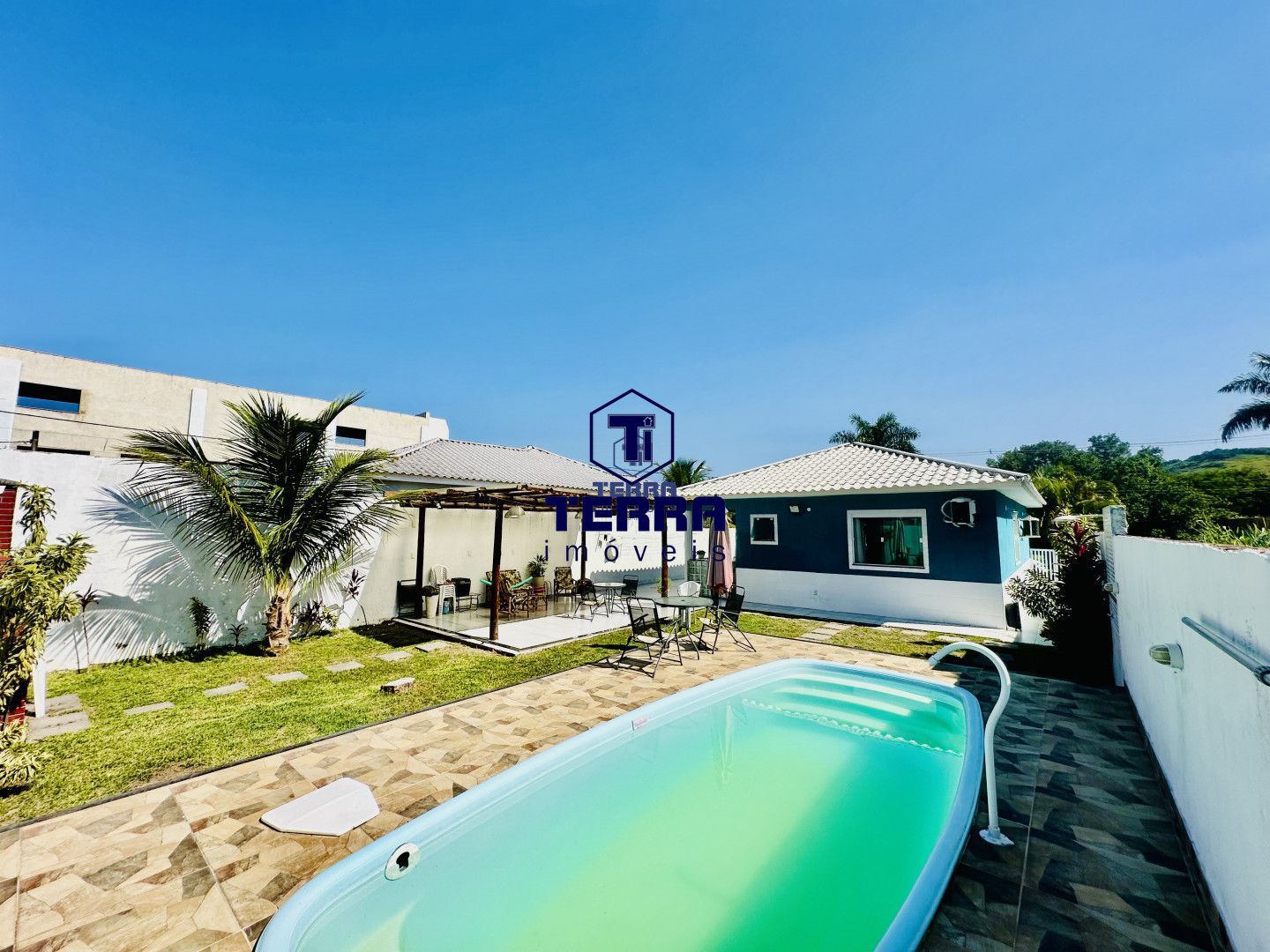 Imagens do imóveis Casa linear em Márica com 3 quartos uma suíte, com piscina e churrasqueira.