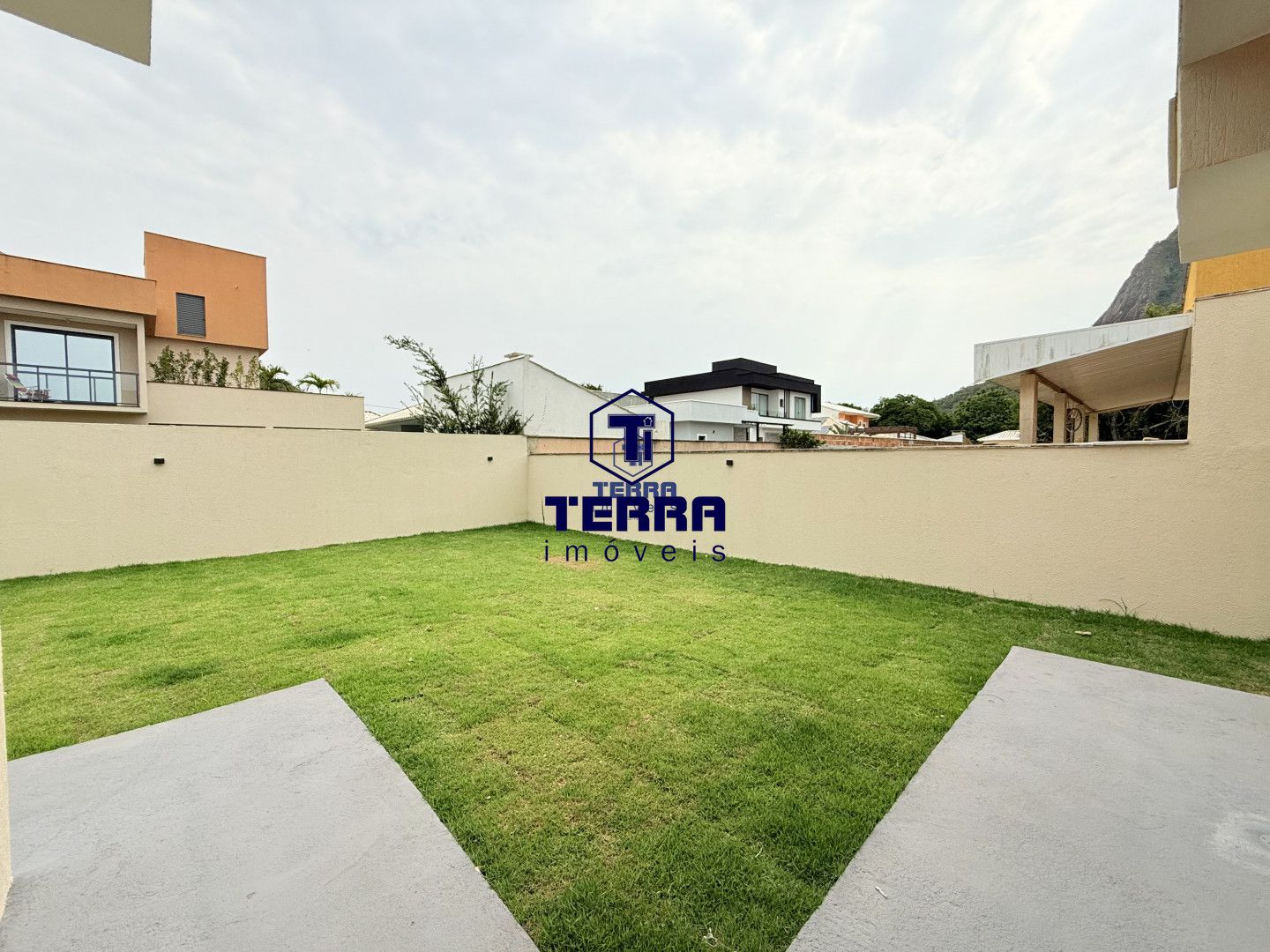 Imagens do imóveis Casa linear com design contemporâneo, condomínio Pedra de Inoã.