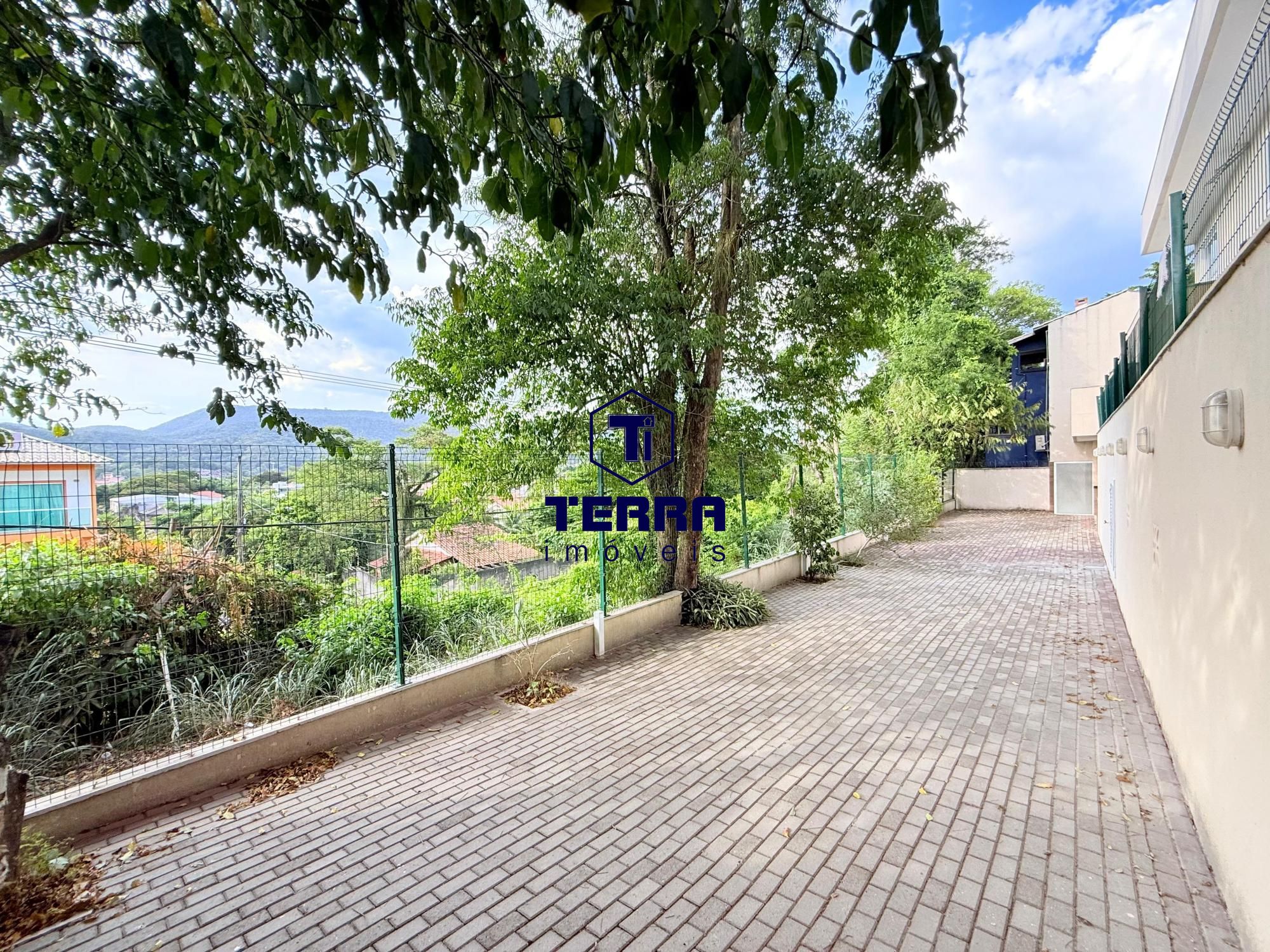 Imagens do imóveis More na região Oceânica, casa nova, com 3 suítes e quintal privativo.