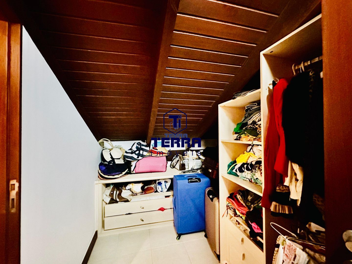 Imagens do imóveis Casa cinematográfica 4 suites totalmente mobiliada. Condomínio Vale de Itaipu