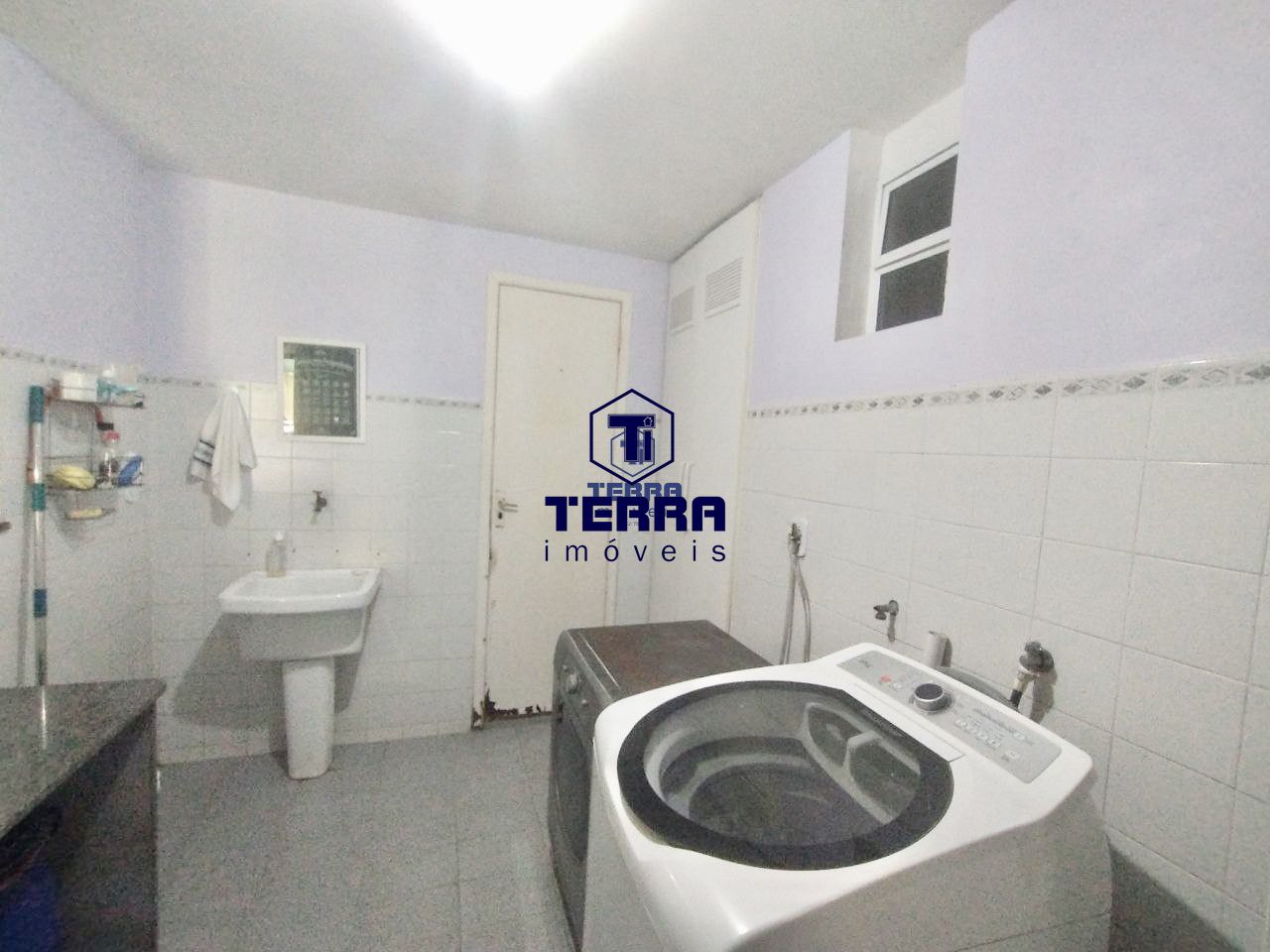 Imagens do imóveis Linda residência com 6 quartos sendo uma suíte com closet e vista panorâmica.